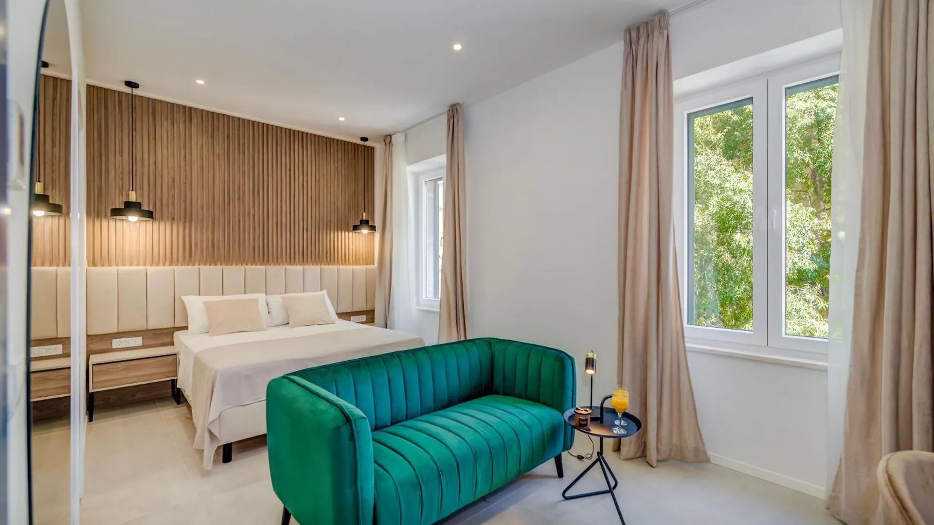 48 Rooms Split location